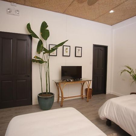 Hotel The Colonial Puerto Princesa Esterno foto